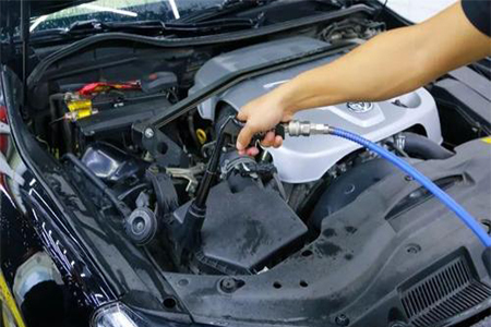 滲透劑清洗發(fā)動(dòng)機(jī)污漬